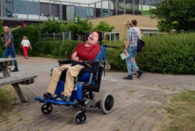 Martine in de binnentuin op locatie Binnenklingen