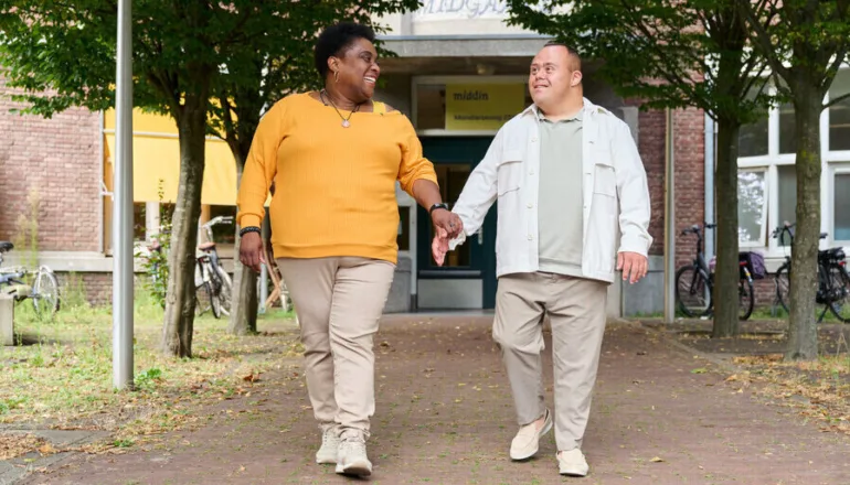 Ashraf met zijn begeleider op zijn woonplek aan de Monsterseweg