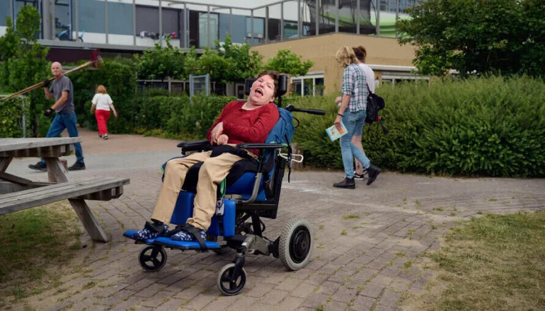 Martine in de binnentuin op locatie Binnenklingen